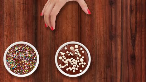 ofreciendo postres de chocolate