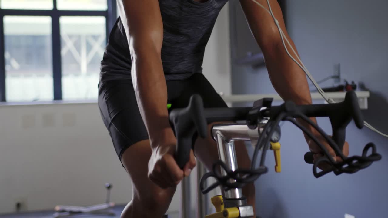 대사 가스 분석기를 사용하는 자전거 타자