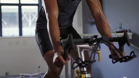 ciclista que utiliza un analizador de gases metabólicos