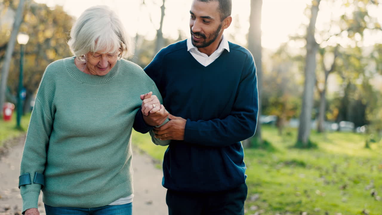 caminando, muleta y hombre con su anciana madre