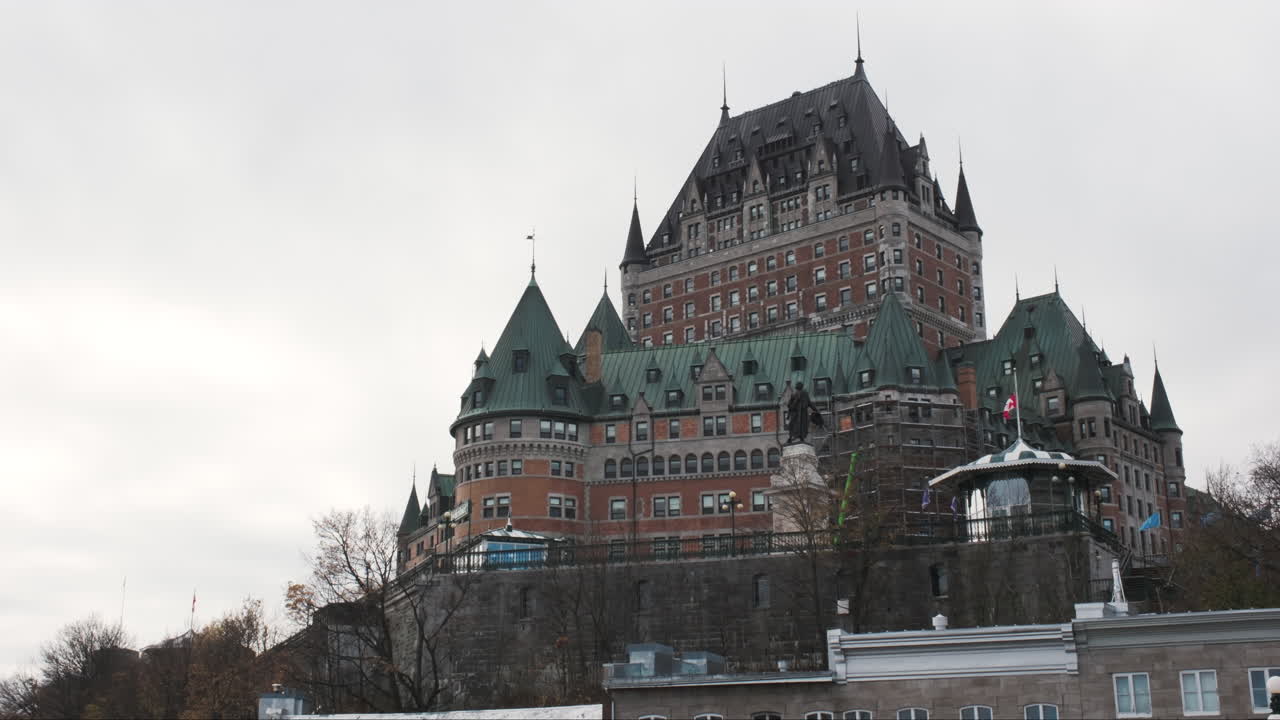 mirando hacia el histórico fairmont le chateau frontenac contra un cielo nublado