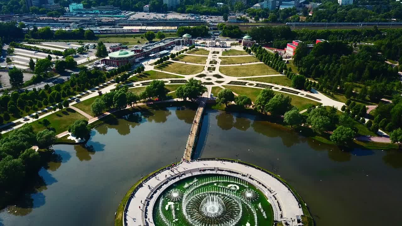 도시 의 공원 과 기차역 의 공중 사진