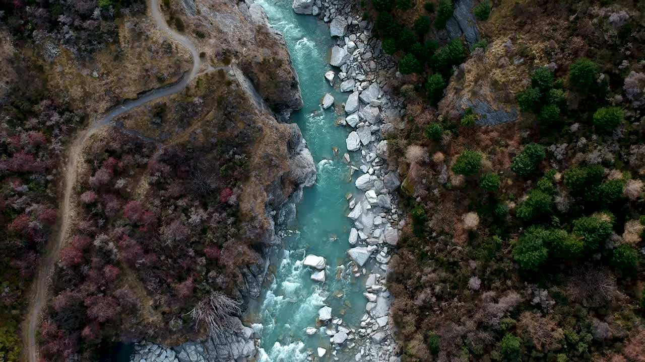 toma aérea de arriba hacia abajo del cañón skippers y el río shotover en queenstown, otago central, nueva zelanda