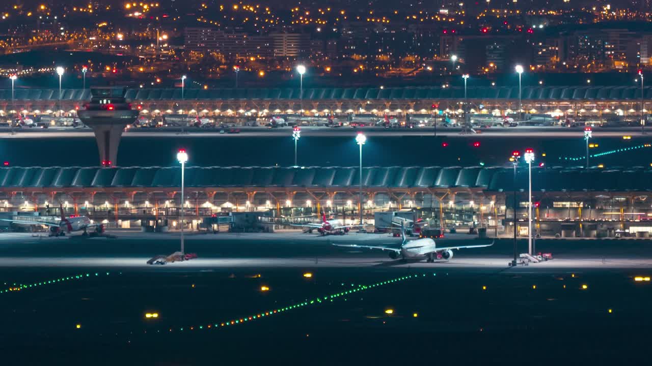 timelapse 파란색 시간 및 밤 시간 barajas 공항 비행기