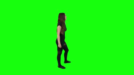 vista lateral de un modelo femenino moreno actuando frente a una pantalla verde y empujando hacia