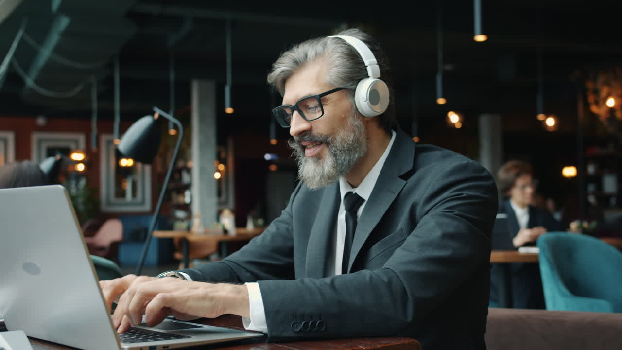 Forretningsmand er på videoopkald på en kaffebar