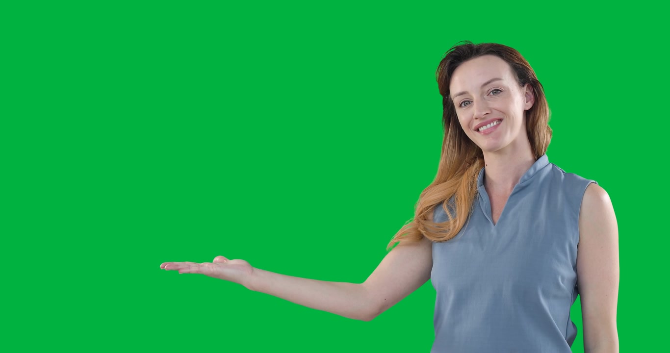 Conduttrice che si gira e stende il palmo sinistro a comando, inquadrando una pubblicità animata su sfondo verde trasparente.