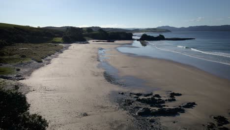 Picturesque-And-Quiet-Beach-In-Tawharanui-Regional-Park-In-New-Zealand---aerial-shot