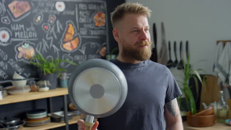 food blogger telling about frying pan on camera