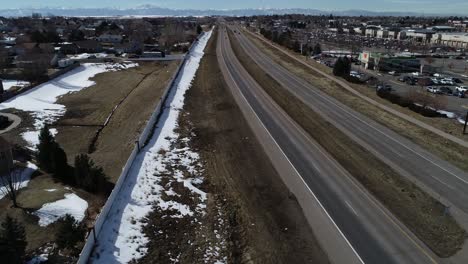 Colorado-Road-Mit-Felsigen-Bergen-Am-Horizont