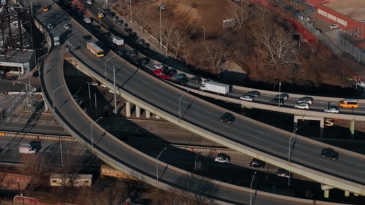 Auto's en vrachtwagens rijden over verhoogde snelwegen in New York City