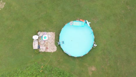 vuelo sobre la piscina del suelo