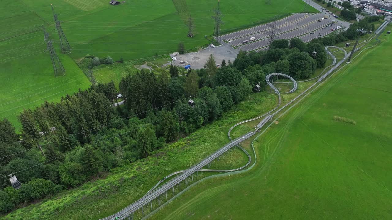 el teleférico maiskogelbahn lleva a los pasajeros desde el centro de kaprun hasta los alpes austriacos