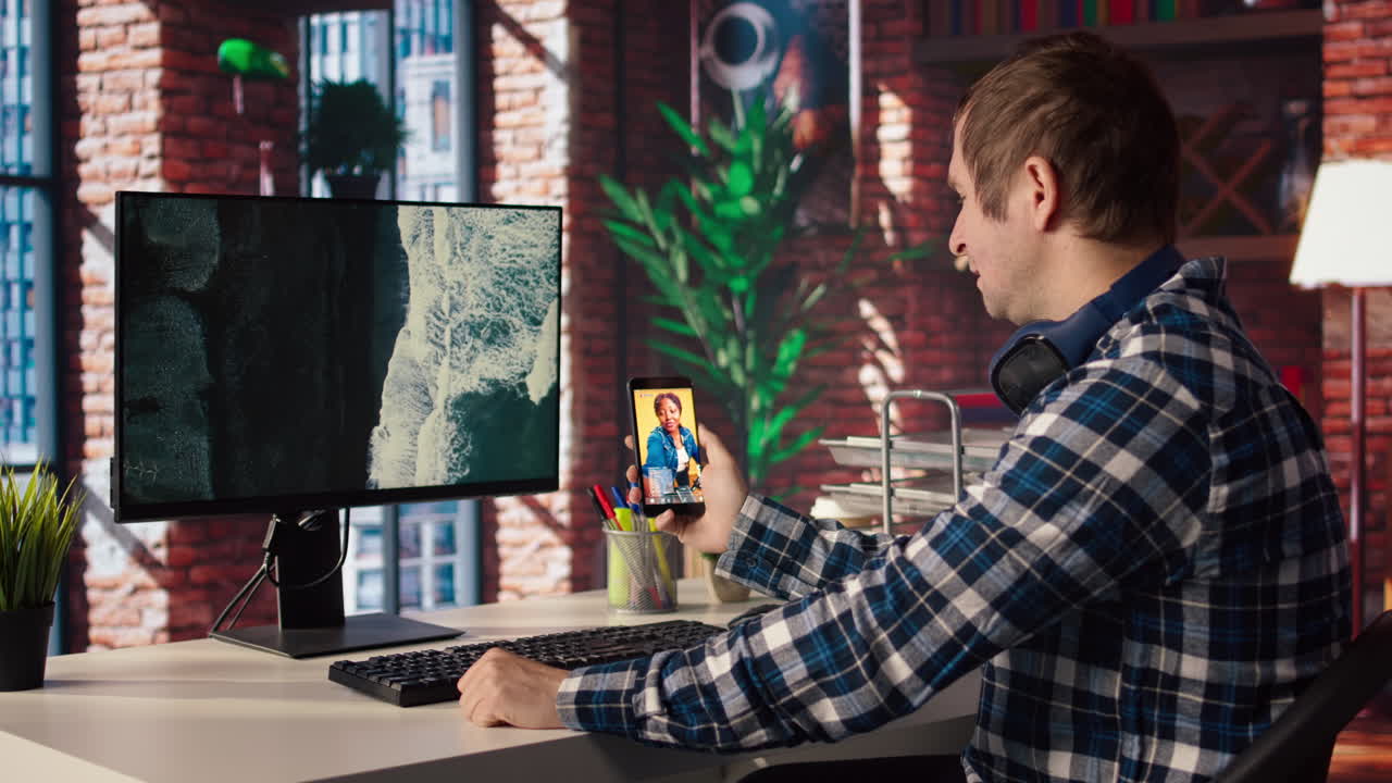 hombre en casa mirando ui en la pantalla de la pc, escribiendo y ejecutando código de programación