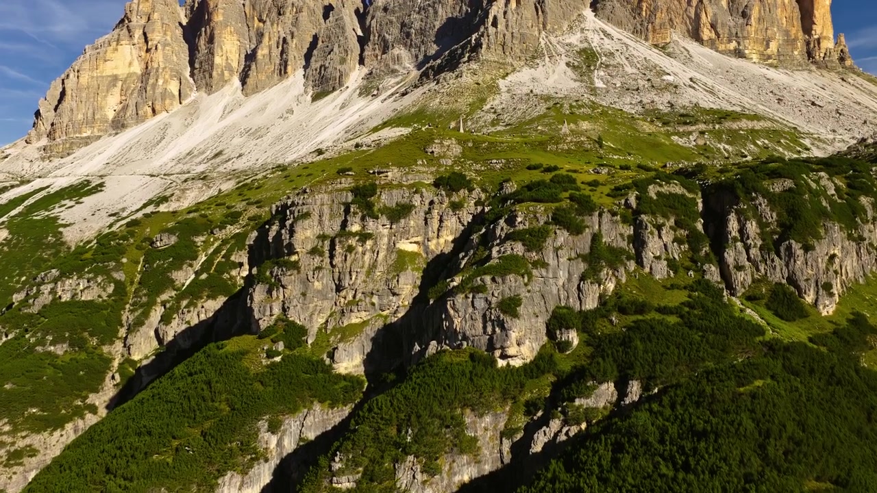 Paesaggio delle Tre Cime di Lavaredo nella zona di Auronzo di Cadore vicino a Misurina, Italia, che mostra le caratteristiche cime rocciose delle montagne - ripresa con drone