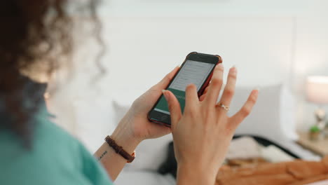 manos de la mujer, teléfono y sitio web de viajes