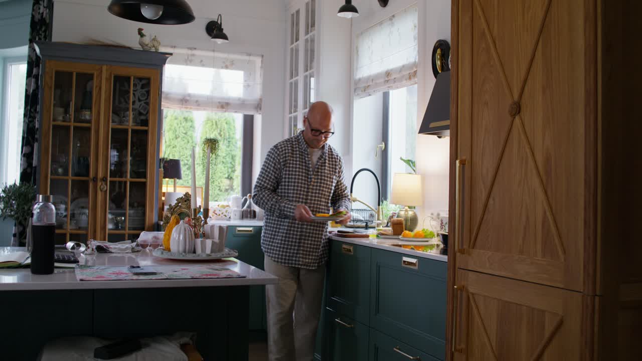 Un uomo che cucina in una cucina moderna