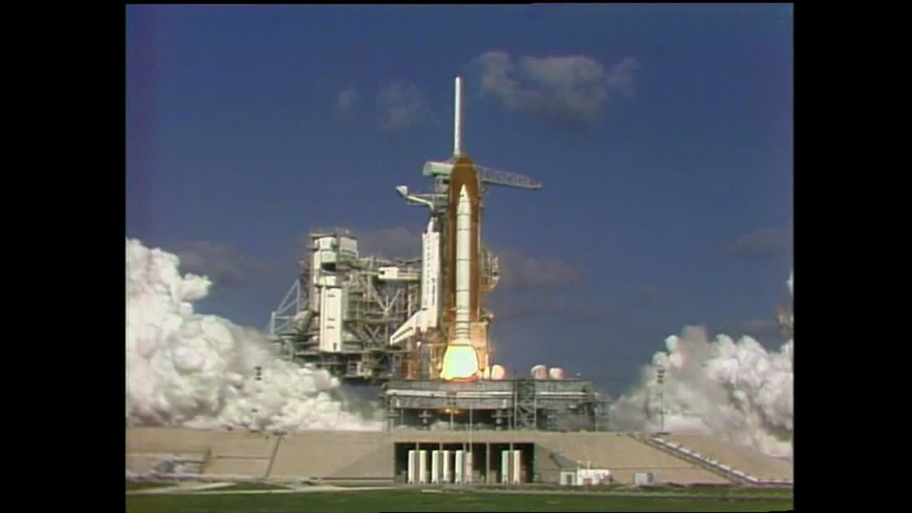 el telescopio espacial hubble se lanza con el transbordador espacial atlantis