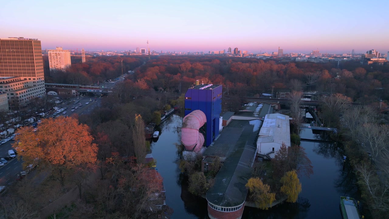 Giardino zoologico di Berlino, ferrovie e paesaggio urbano durante il tramonto all'ora d'oro. Panoramica aerea unica con drone.