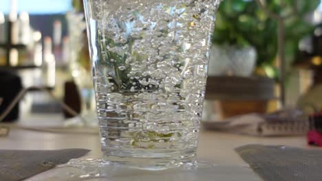 Dos-Vasos-De-Agua-En-Cámara-Lenta