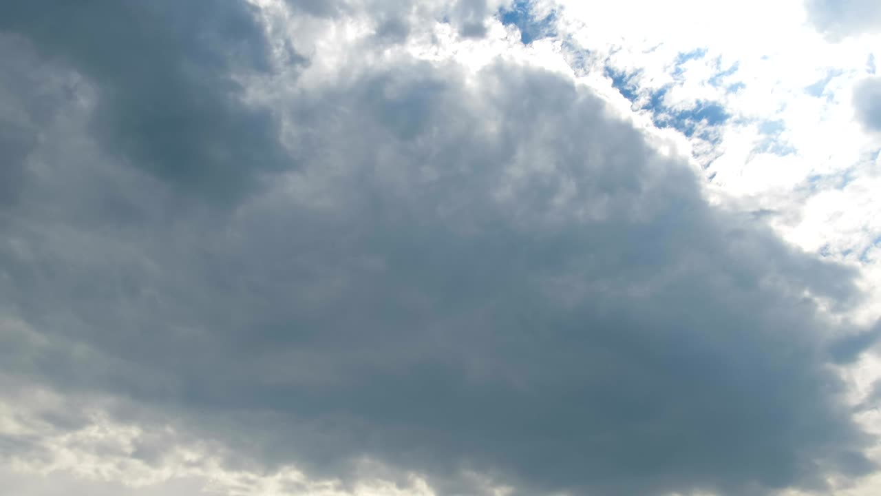 푸른 하늘에서 구름이 움직이고 밝은 태양이 빛나고 있습니다.