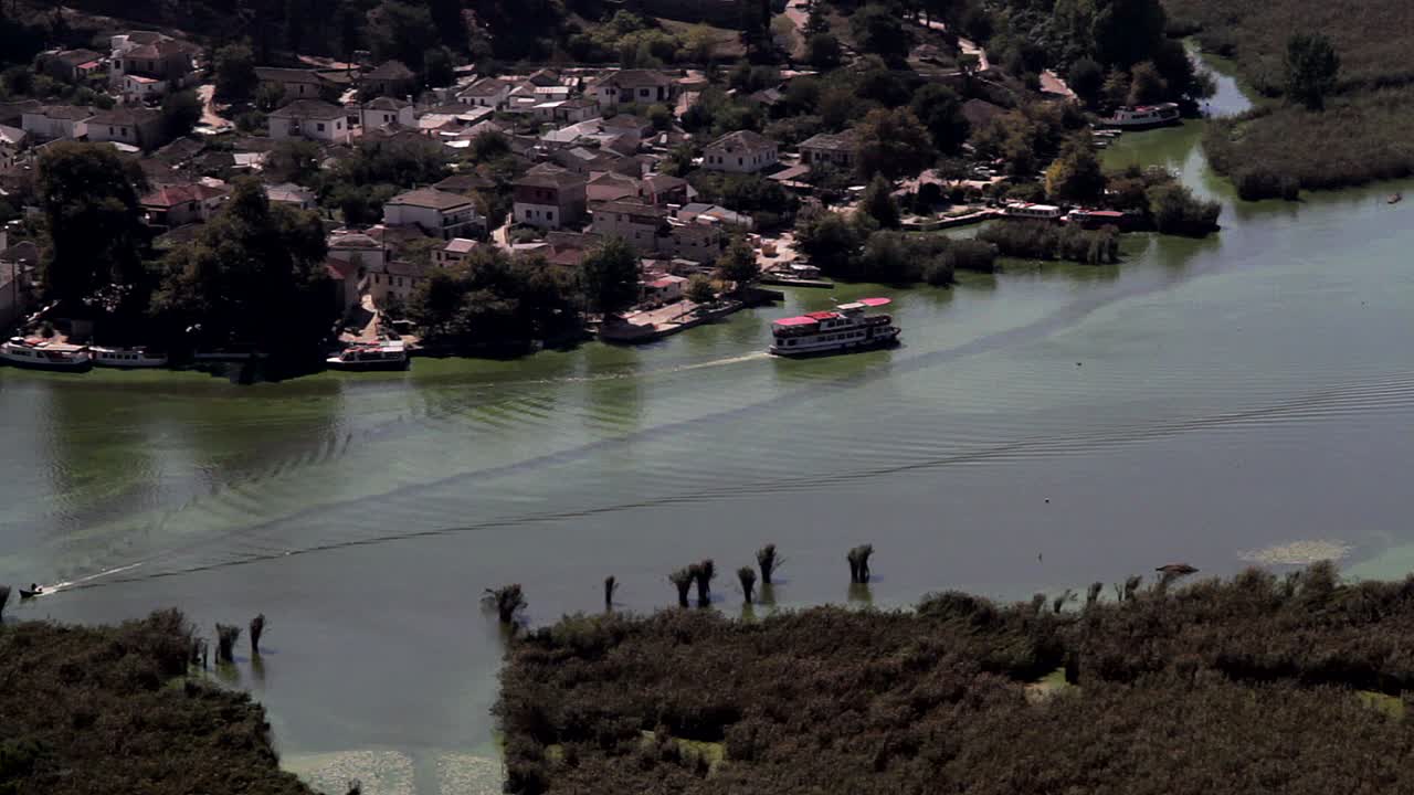 그리스 이오아니나 호수의 섬에서 출발하는 배