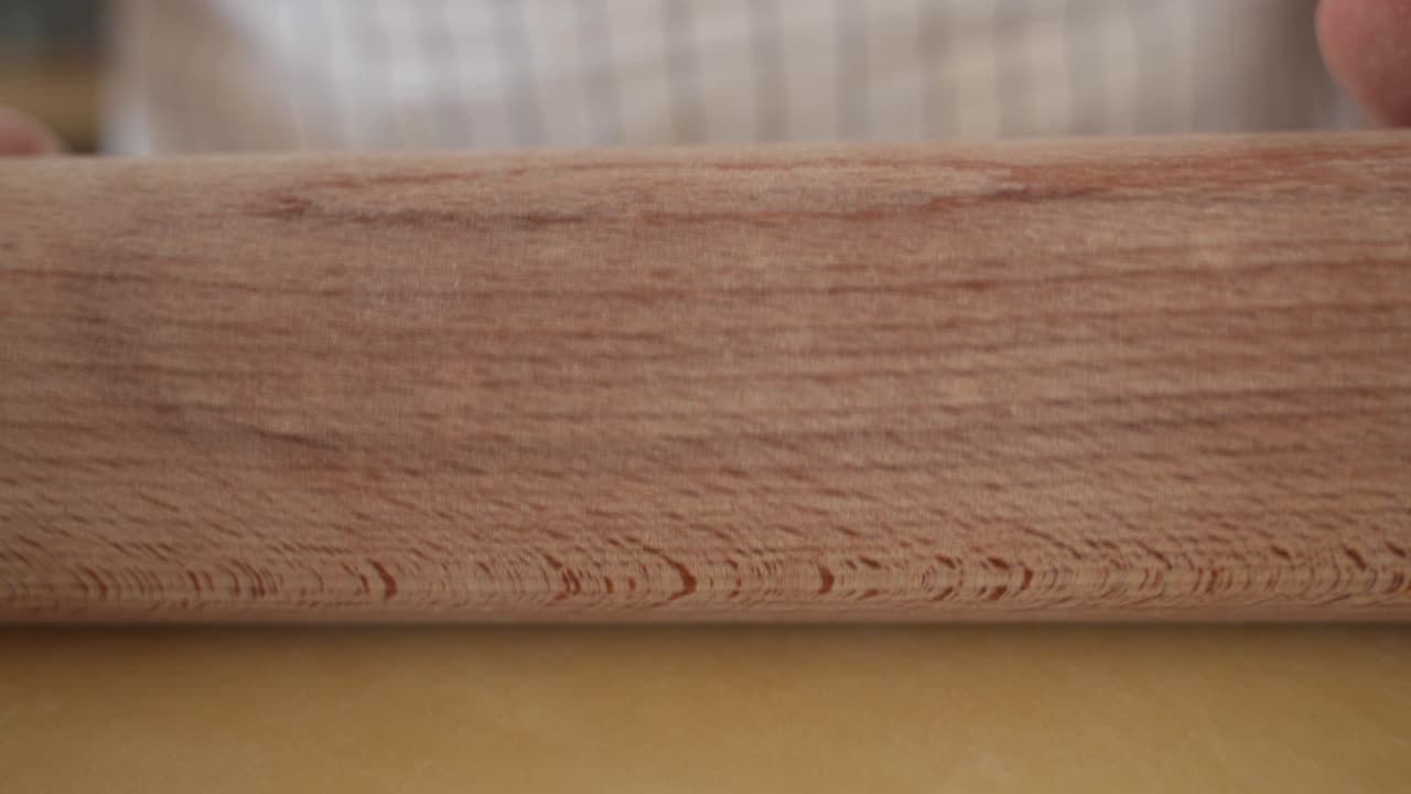 반죽을 펴면서 카메라를 향해 굴러가는 롤링 핀의 독특한 모습