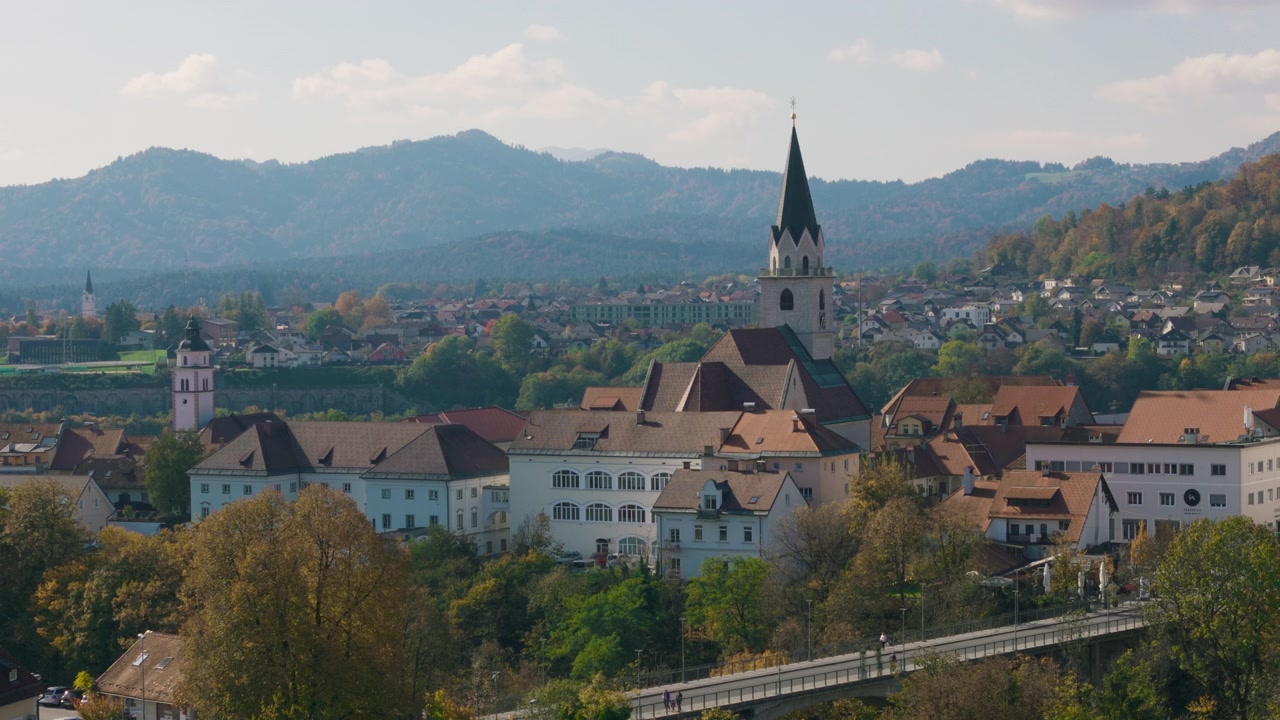 Questa vista aerea mostra la storica città di Kranj, Slovenia, con il suo centro storico e le torri delle chiese.