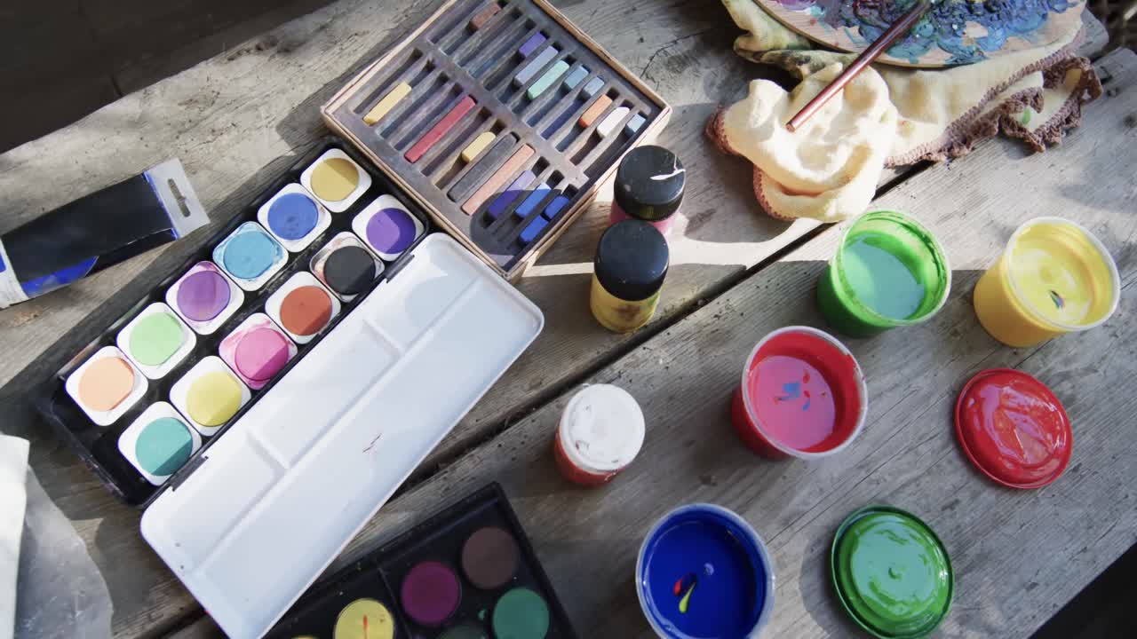 ⁇ 은 정원에서 테이블 위에 있는 페인트와  ⁇ 솔의 클로즈업, 슬로우 모션