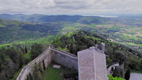 Antena-Delantera-Sobre-La-Fortaleza-De-Girifalco-Y-La-Naturaleza-Verde-En-Toscana