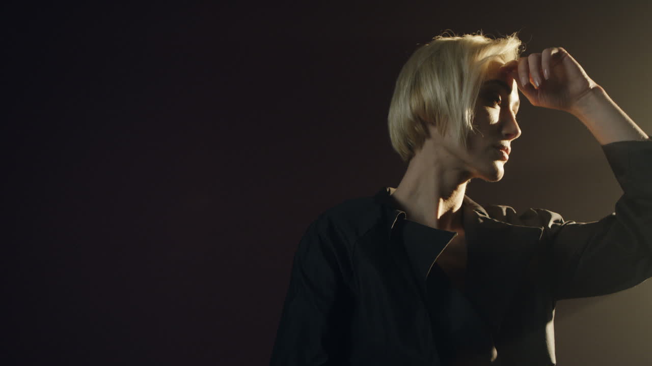 사진 촬영에서 카메라에 전문가로 위장한 패션 여성 모델 클로즈업