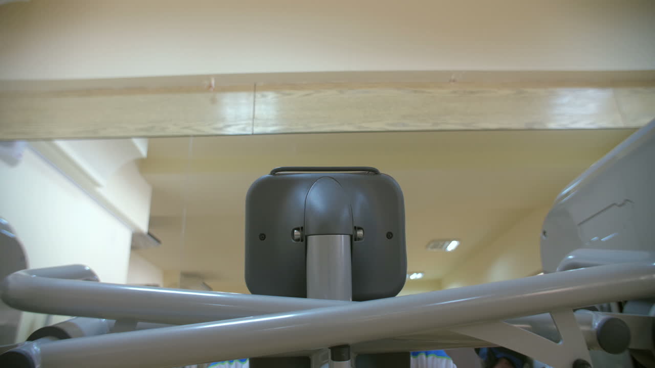 hombre haciendo ejercicio en la máquina de prensa de hombro