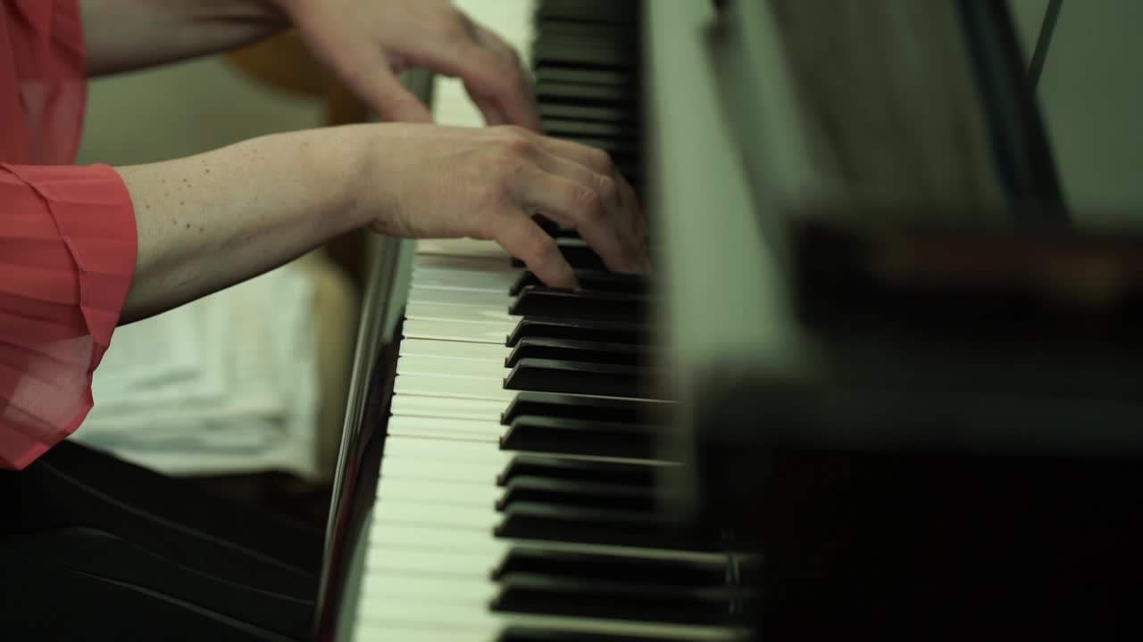 피아노를 연주하는 사람