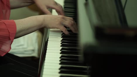 persona que toca el piano