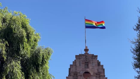 la bandera del arco iris inka sopla en el viento en un día de verano en cusco peru