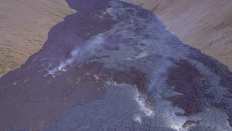 vapor volcánico del campo de lava basáltica del monte fagradalsfjall en el valle de natthagi en islandia