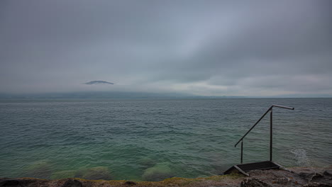 Bewölkter-Tag-Am-See-Mit-Einer-Metalltreppe,-Die-Ins-Wasser-Führt,-Zeitraffer