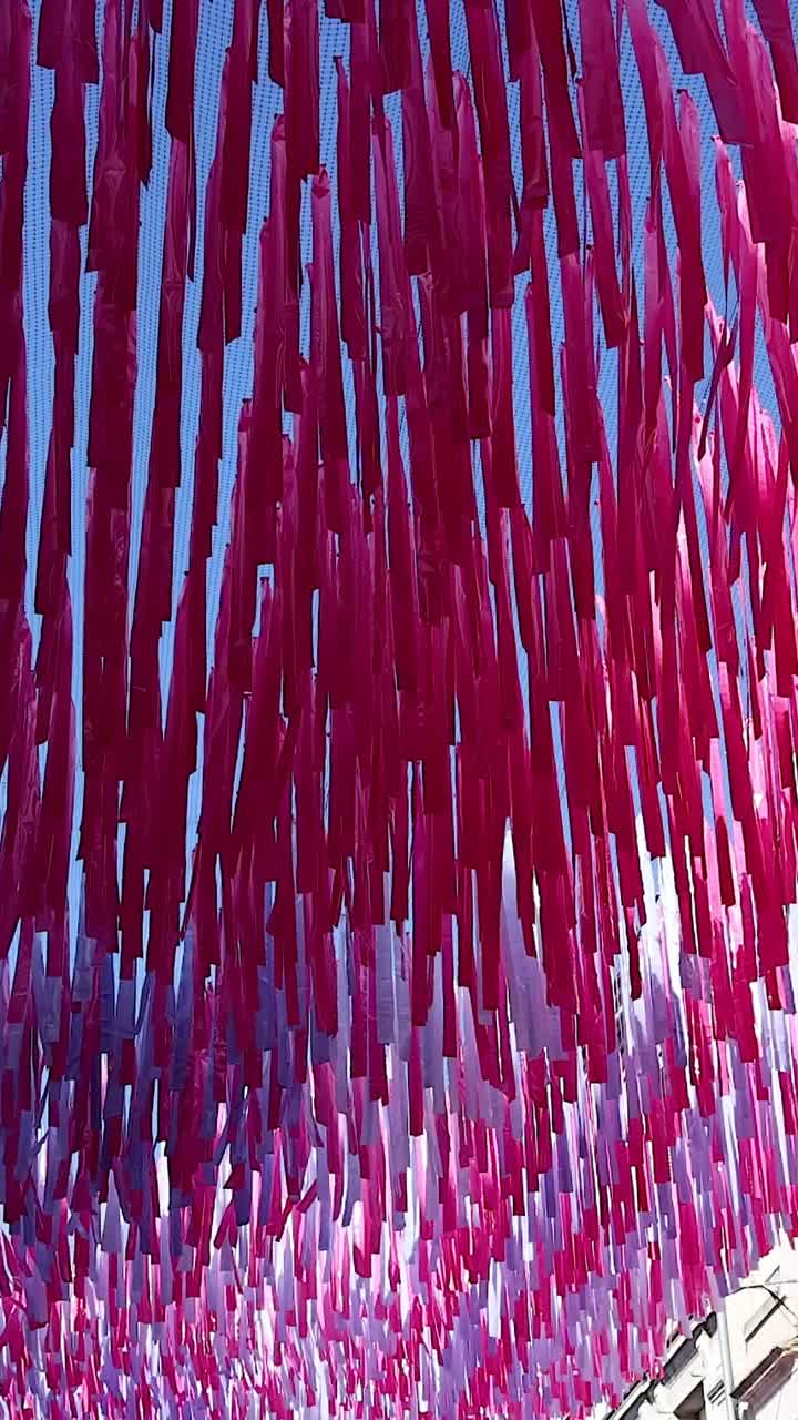 활기찬 리본이 리부른의 거리를 장식합니다.