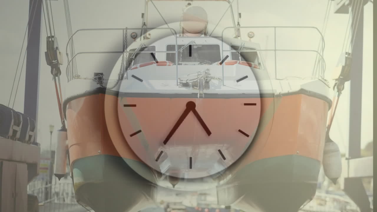 barco atracado con superposición de animación de reloj, que muestra el paso del tiempo