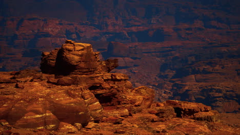 majestuosa maestría el enigmático monolito en el cañón de piedra roja