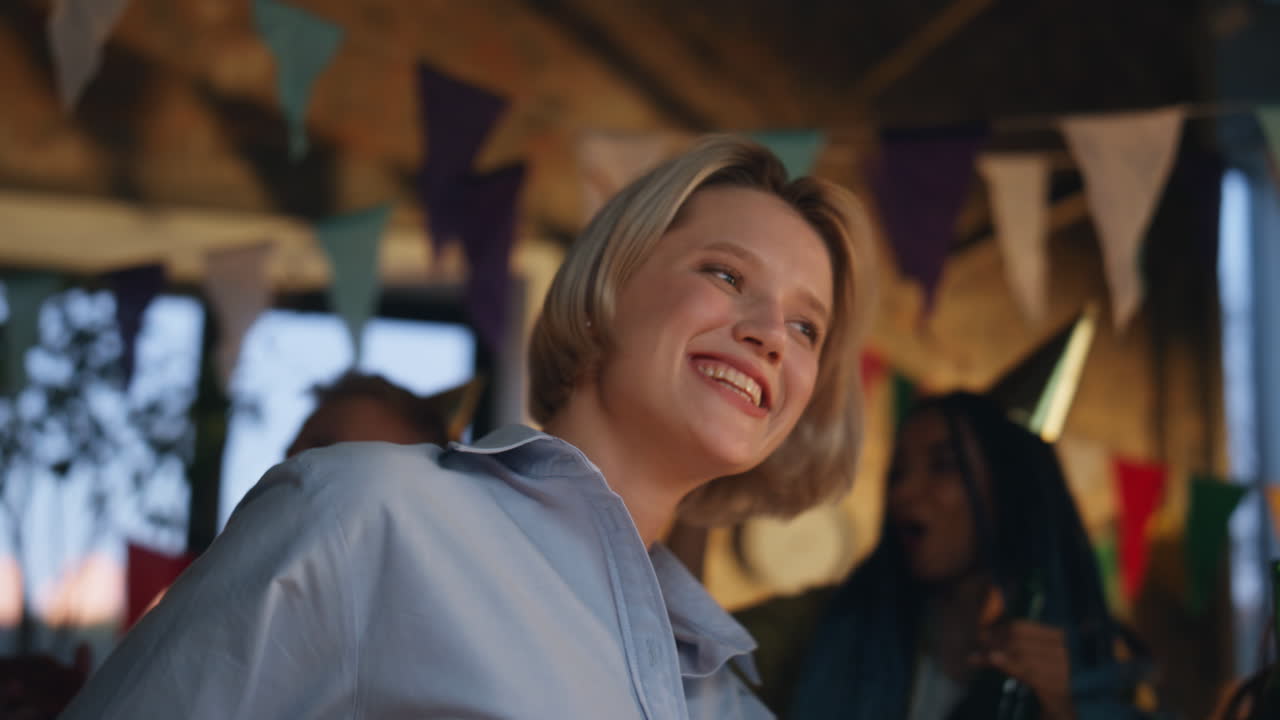 여자 춤추는 친구 파티 근접. 생일 축하에서 재미있는 여인