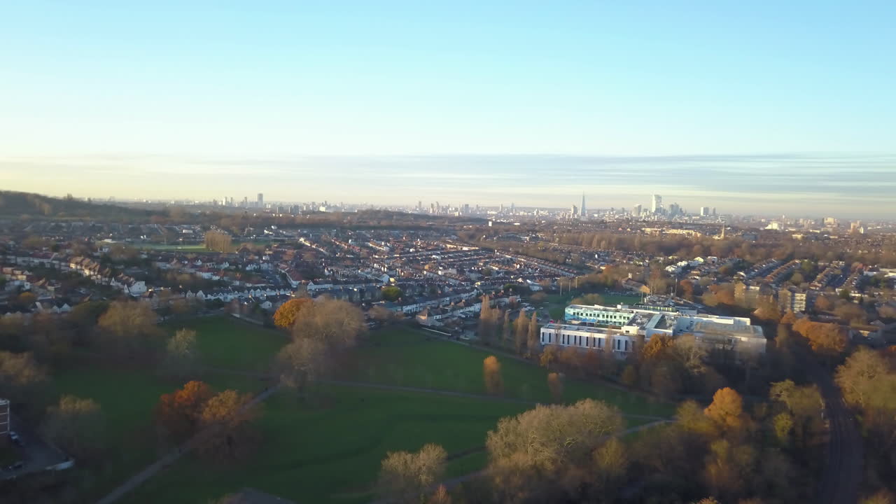 órbita aérea sobre los suburbios de londres y vista del horizonte y rascacielos, reino unido