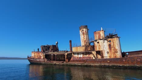 Viejo-Barco-Abandonado-Que-Encalló-Y-Se-Ha-Oxidado-En-Los-Elementos