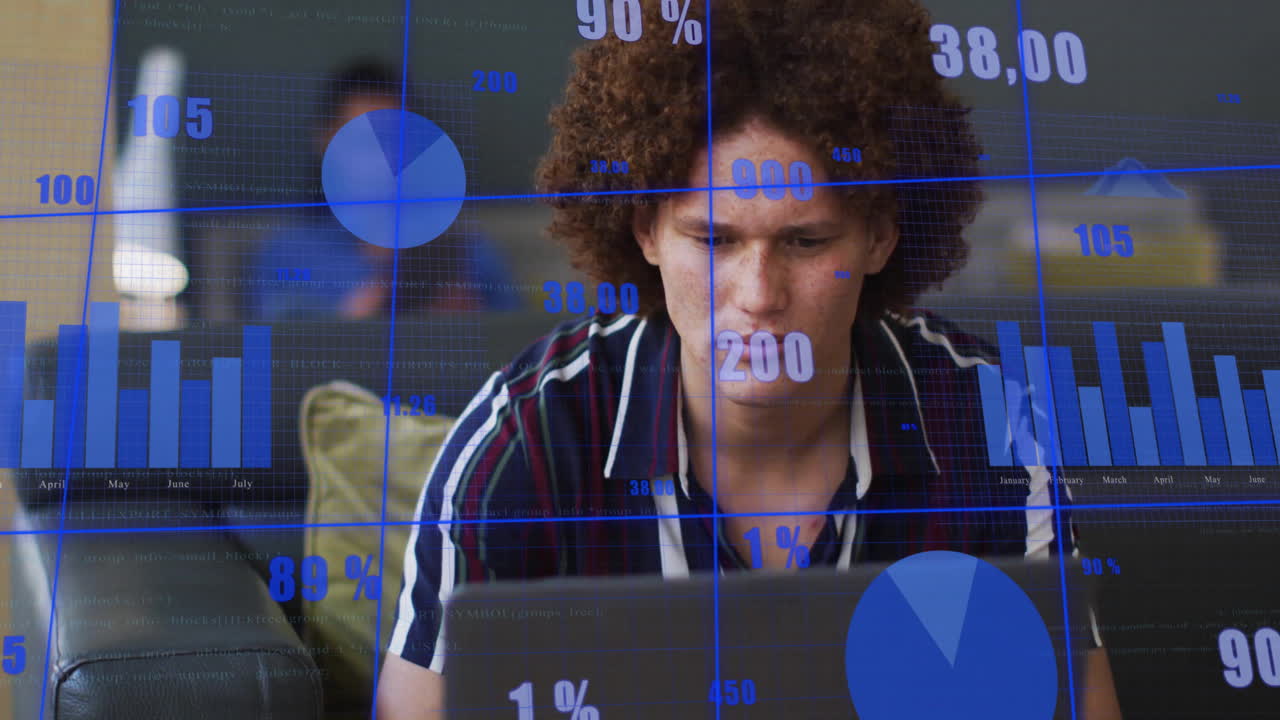 animación del procesamiento de datos financieros sobre empresario biracial en el cargo