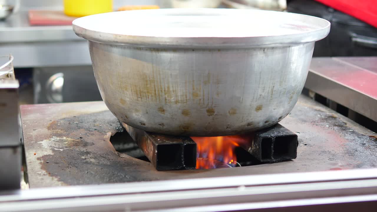 가스 스토브 에 있는 요리 비