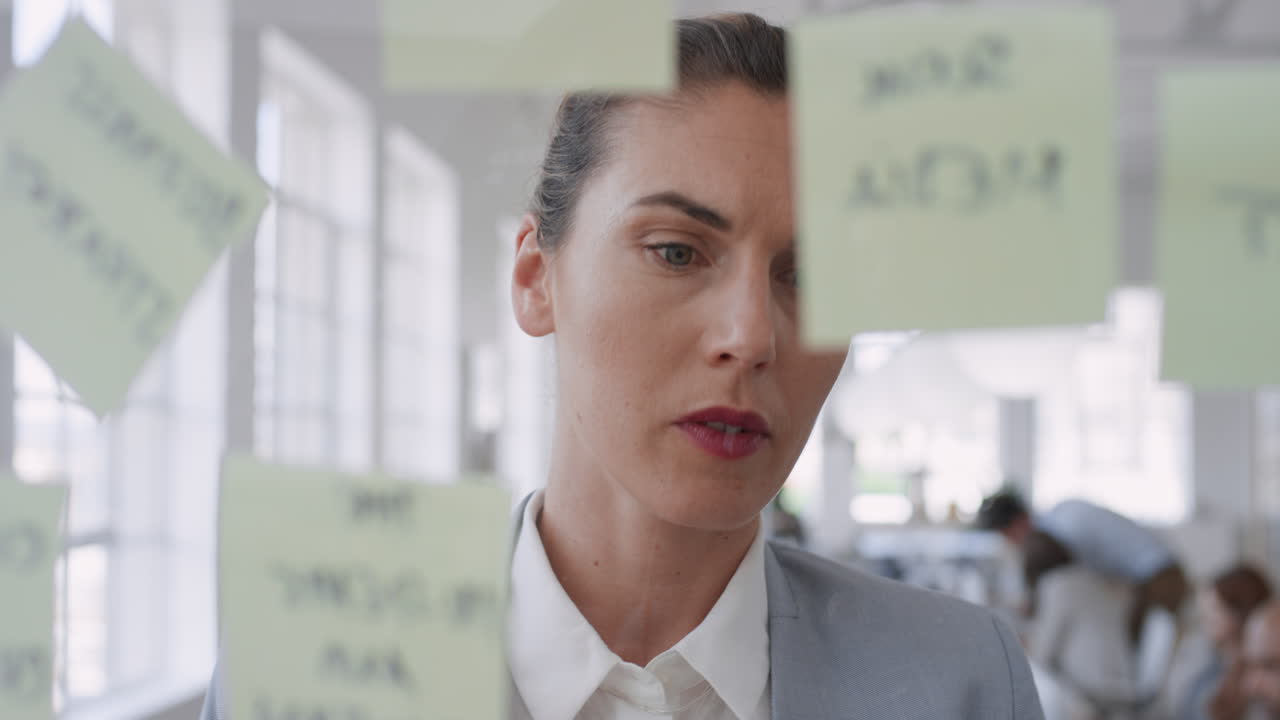 mujer de negocios usando notas adhesivas lluvia de ideas resolución de problemas con creatividad mapa mental estrategia de planificación en la oficina trabajando en la solución