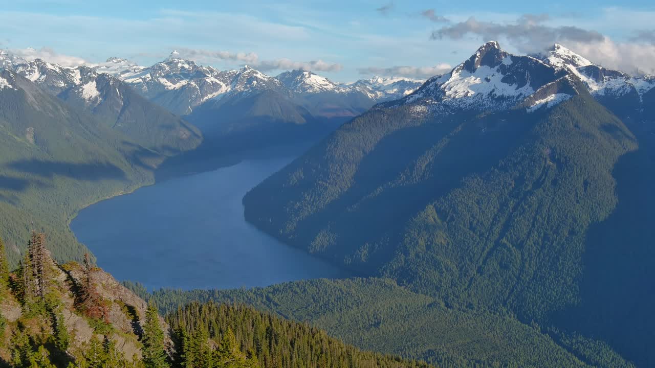 lago pintoresco rodeado de montañas y árboles