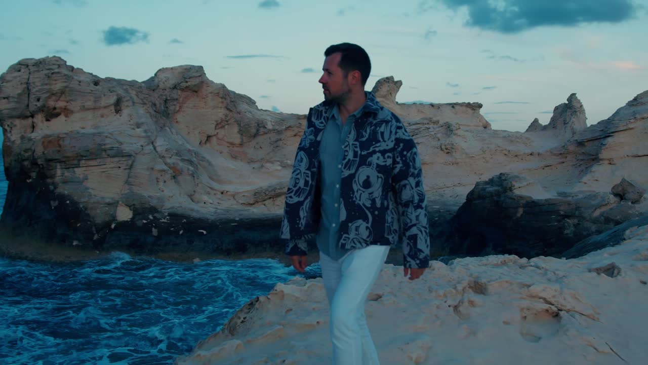 turista caminando por el acantilado de la bahía escénica en la laguna de la playa de cleopatra en marsa matrouh, egipto