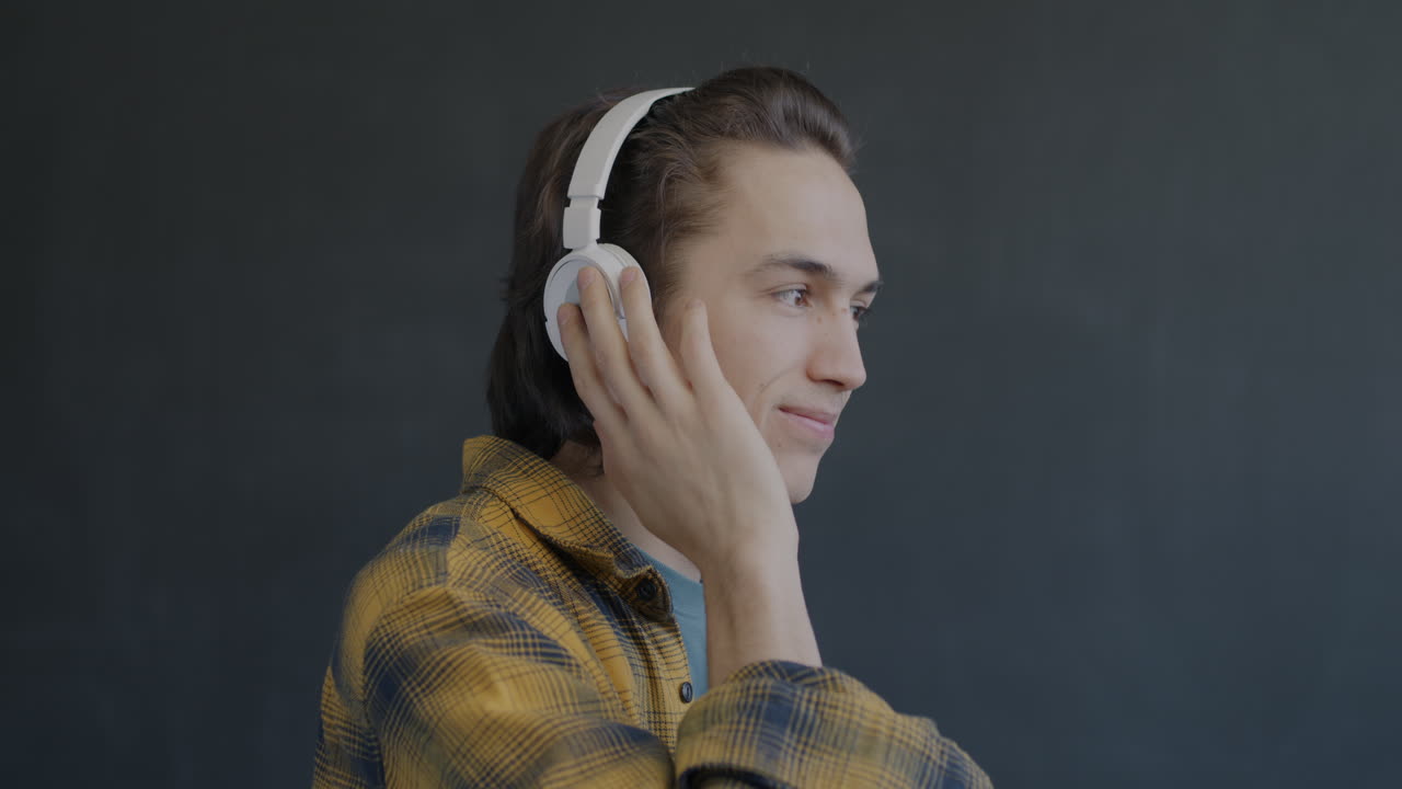 joven escuchando música con auriculares