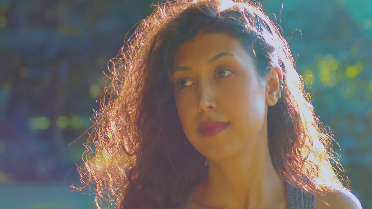 저녁 태양에 깊은 생각에 젊은 예쁜 중동 여자의 초상화